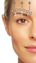Utilisation du NuFACE Mini sur le sourcil- © NuFACE