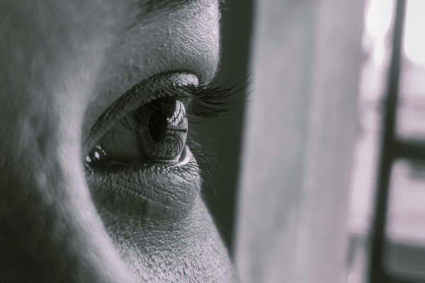 Paupière tombante : les solutions naturelles qui fonctionnent vraiment (et celles qui ont leurs limites)