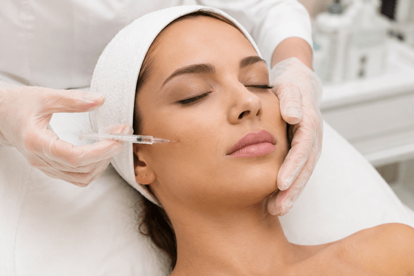 Mésothérapie du visage : ce que c’est vraiment, ce que ça fait (et ce que ça ne fait pas)