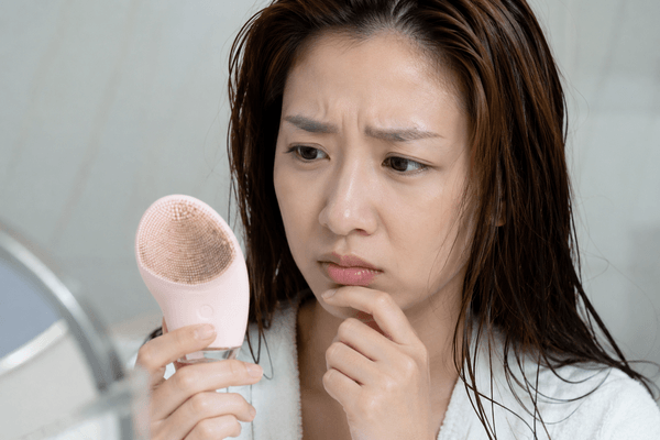 Brosse nettoyante visage : danger réel ou fausse alerte ?