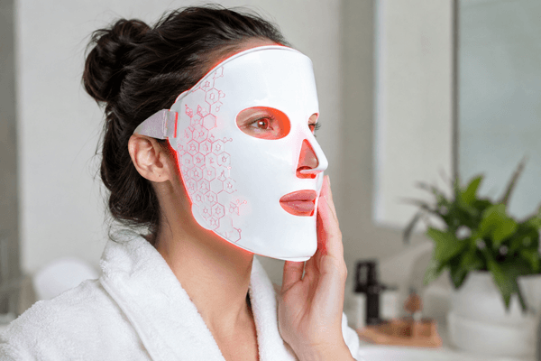 Masque LED et taches brunes : ce qui marche, ce qui aggrave, ce qu’il faut attendre