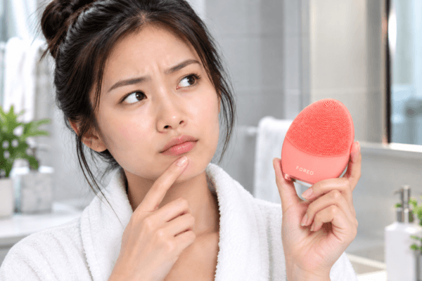 Est-il bon de se laver le visage avec une brosse ? Le verdict selon votre peau